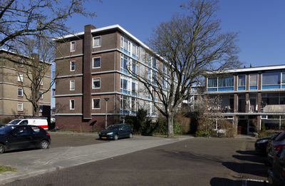 913817 Gezicht op het flatgebouw met de woningen Kornalijnlaan 9 -17-III te Utrecht, vanaf de Robijnhof.